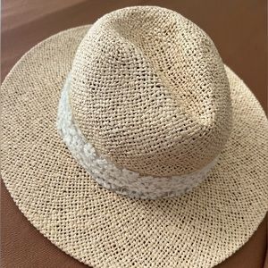 Straw hat with cream color lace detail